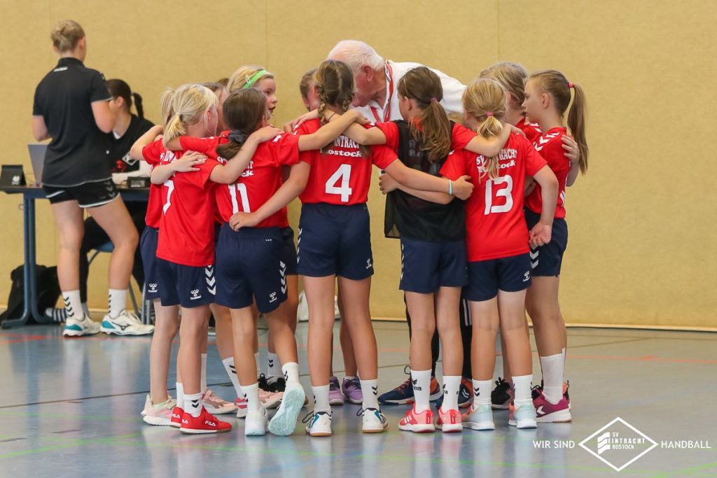 E II-Mädchen jubeln über ersten Punktspielerfolg