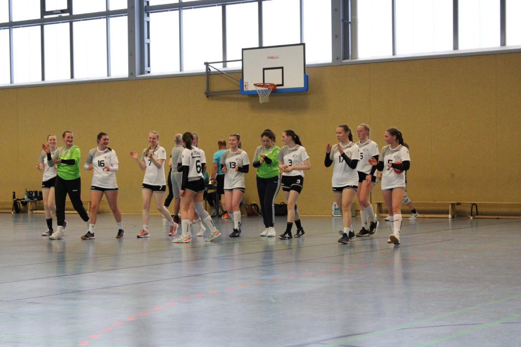 Zum Rückspiel im Platzierungsspiel um Platz 5 empfingen unsere Mädels der wJB am vergangenen Samstag das Team des Stralsunder HV.