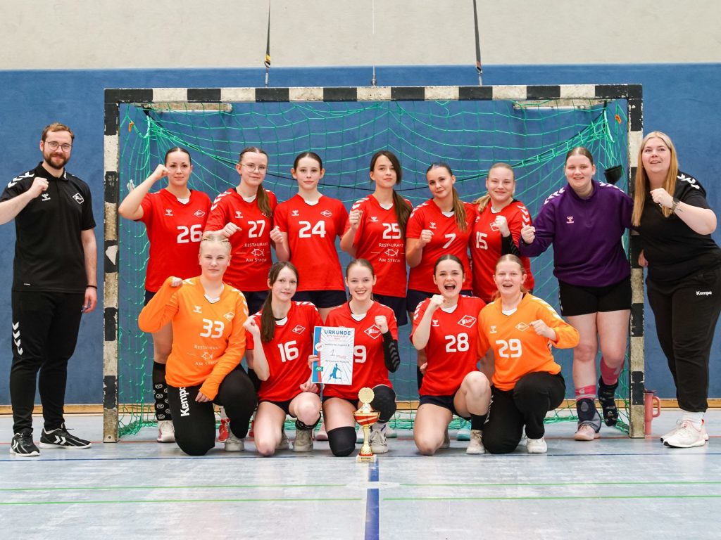 B-Mädels des SV Eintracht Rostock feiern den Gewinn des Bezirkspokals